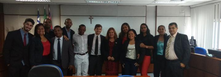 A desembargadora Nágila Maria Sales Brito, do TJBA, com os alunos da Nassau, Pituba, Salvador.