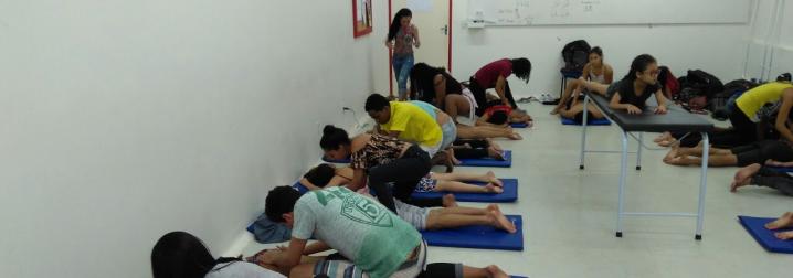 Alunos realizam oficina de massagem lombossacra