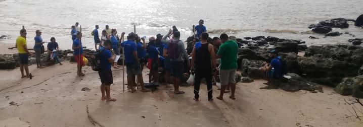 Discentes fazem monitoramento ambiental na Praia do Marahú