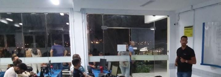 Alunos de Ciências Contábeis em atividades práticas contábeis na Uninassau Caruaru